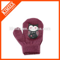 Frauen stricken fingerlose Handschuhe